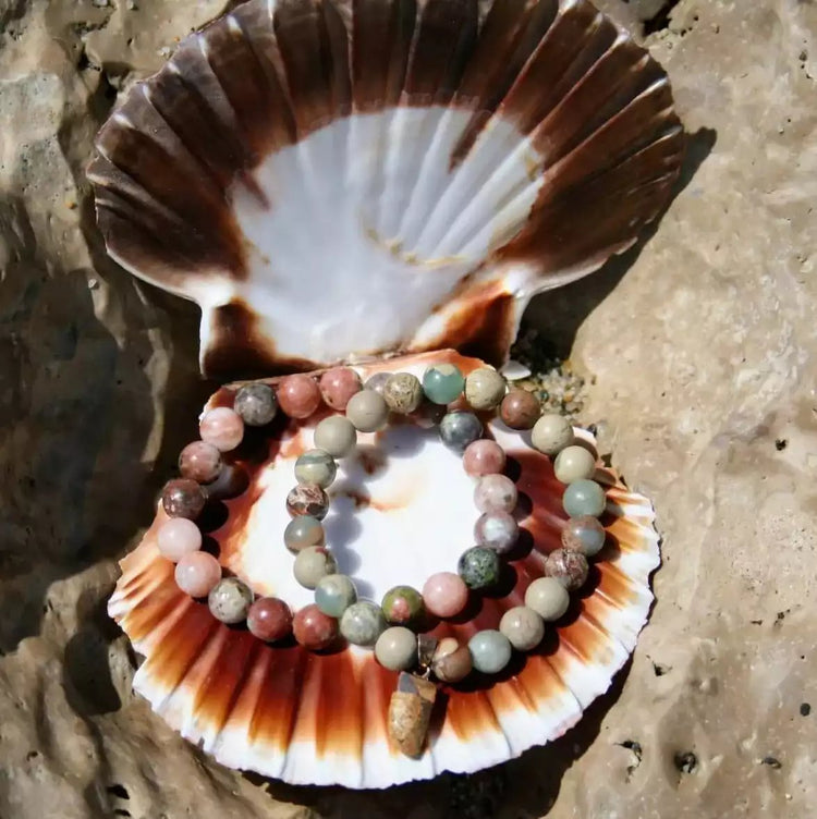 Bracelet de perles sur le coquillage
