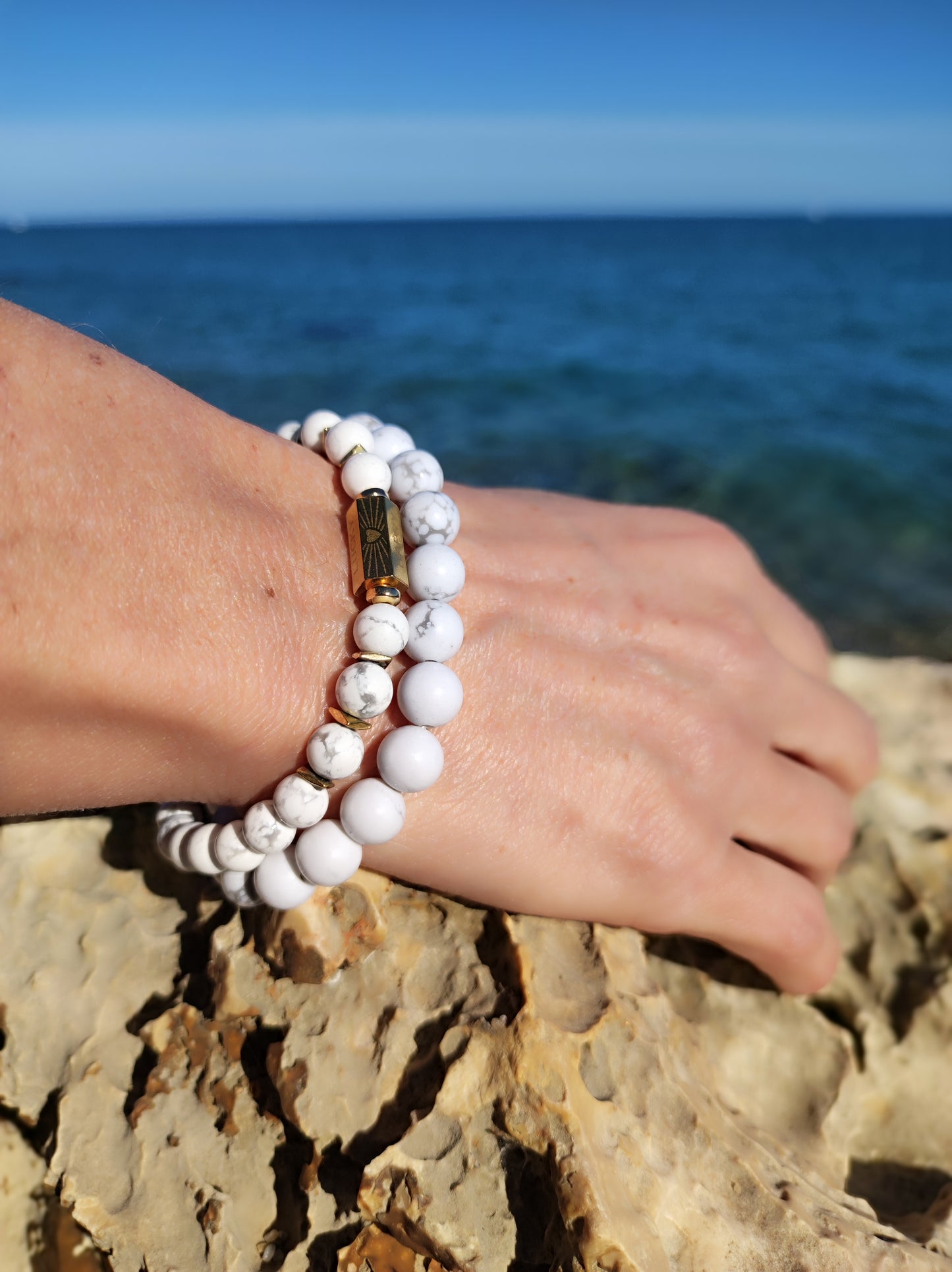 Coffret Bracelet Howlite avec médaillon.