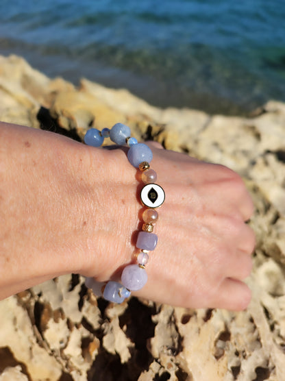 Bracelet Aigue Marine avec médaillon porte bonheur.