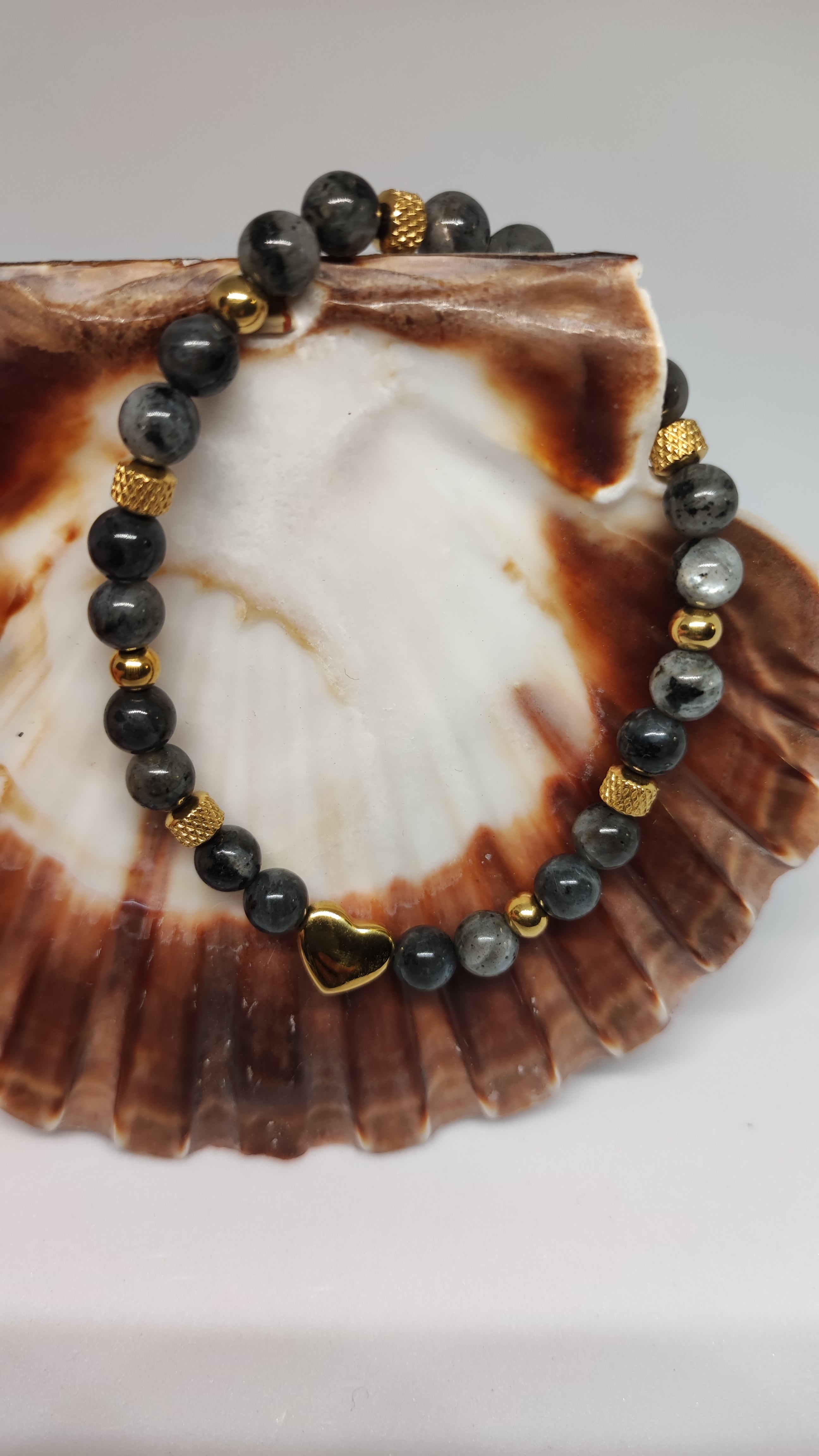 Nouveauté ! Bracelet en labradorite avec cœur doré. Cette pierre magnifique est reconnue pour ses propriétés protectrices.